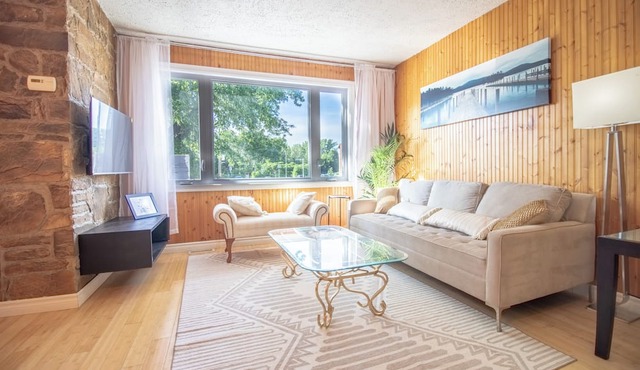 Cozy 3-bedroom home | Walking distance to the subway | Parking