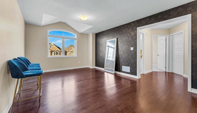 This house is a 4 bedroom(s), 2.5 bathrooms, located in Cambridge, ON.