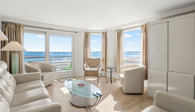 Oceanfront Corner Condo with Panoramic Old Orchard Beach Views: 30-Day Minimum