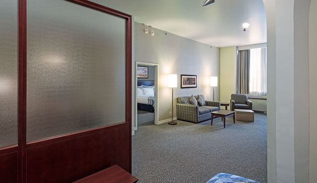 Le Square Phillips Hotel And Suites