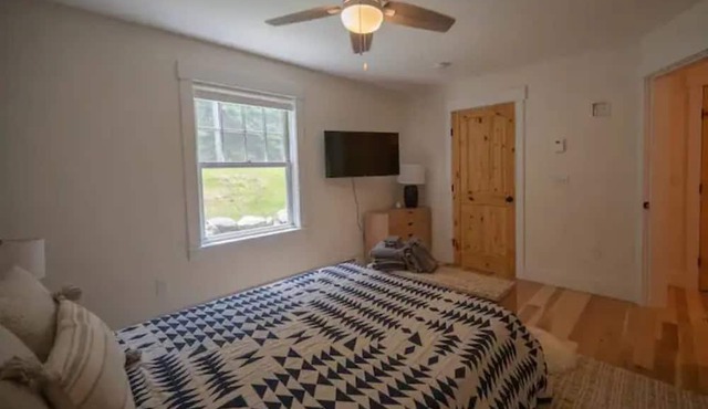 Cozy lakefront property on Sunapee Lake! in New London