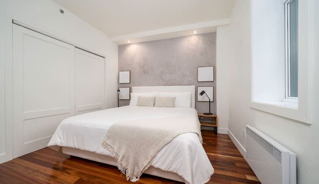 The Rock and Red Luxury Condo/Downtown Quebec city