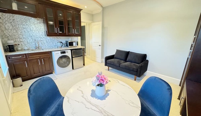 Cozy private one bedroom suite with living room near beautiful dyke