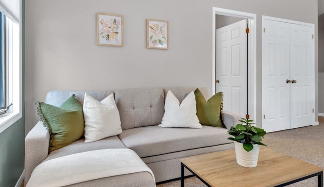 Cozy & Comfortable, Downtown, Parking | TJSI