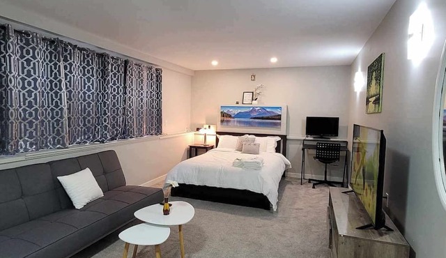 Charming 2-bedroom bed & breakfast in Port Coquitlam with AC, WiFi