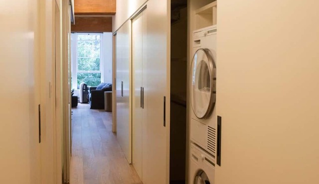Beautifully renovated & modern 1-bedroom Yaletown apartment in Vancouver
