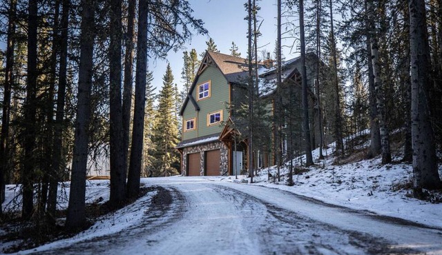 Entire 2 Bedroom Guest Suite with Laundry, Minutes from Bragg Creek!