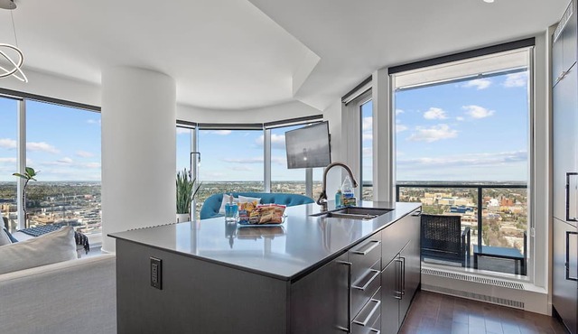 Roger - Luxury ICE District Suite - Pool & Parking