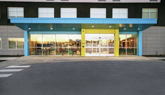 Convenient Room Near Airport & Shopping w/Free Shuttle, Breakfast & Parking in South Portland