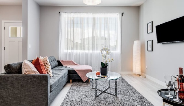 New Home with Central AC, 15 Mins to YYC, 5 Mins to Lake & Stoney - Pets welcome