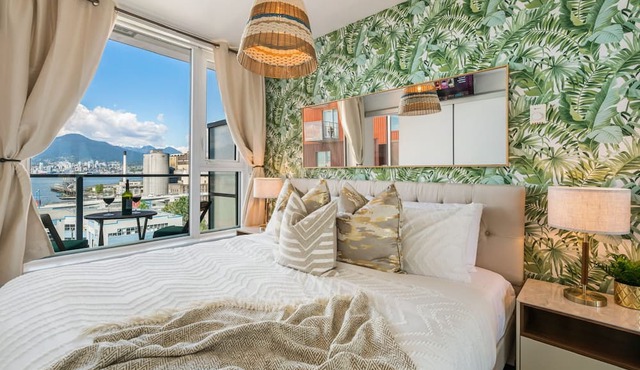 Breathtaking Views of Mountains & Ocean Sleeps 4 - Fast Wifi & Secured Parking