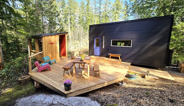 (NEW) Designer Tiny Home Nestled in Tranquil Forest- Nature Lover's Paradise
