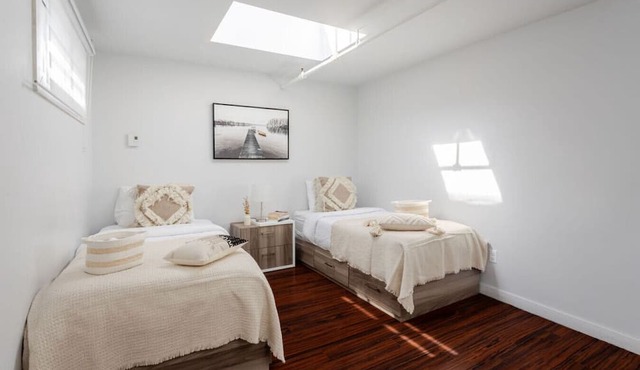 Bright & Stylish Mezzanine – Live on Bishop St