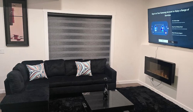 Cozy 2-Bedroom Suite: 5 Minutes Walk To Chestermere Lake