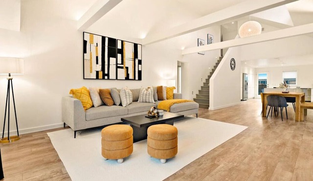Central and Lux 2BR Suite with Den and BBQ Sleeps 6