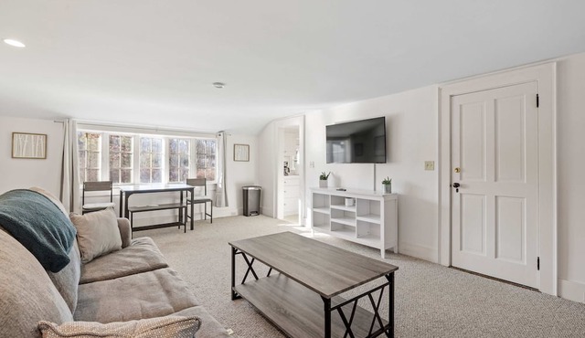 Cozy Escape at The Four Winds Estate in Concord