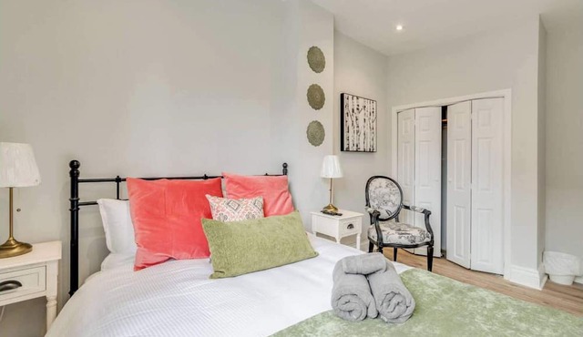 Casa Hotels: Chic Suite w Fireplace Leslieville