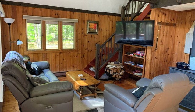 Cozy 3-bedroom chalet in lovely Bridgton 1/4 mile from pleasant mountain Skiing