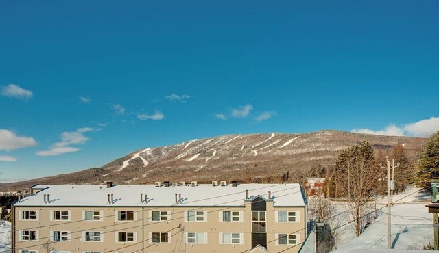 Tahoe 10 - Modern 5 bedroom chalet for 18 people at Mont-Sainte-Anne