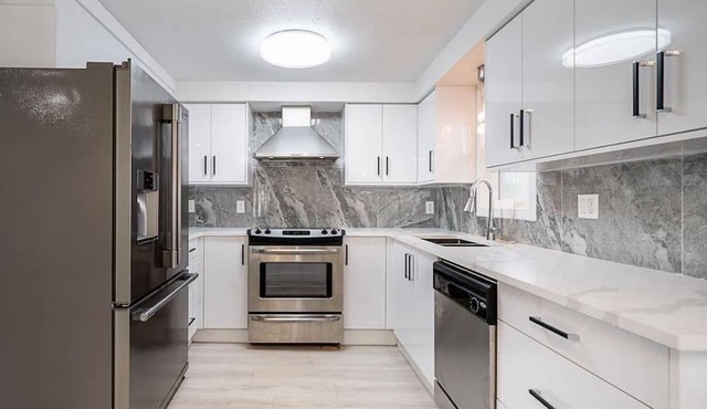 Centrally located around major tourist attractions in Vancouver. Peaceful, clean
