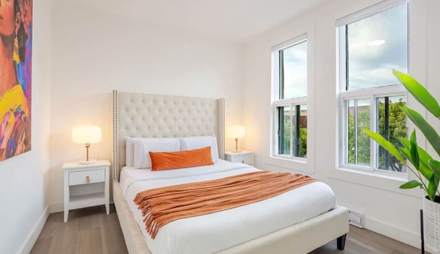 Luxurious 4BR with Sunny Deck Balcony