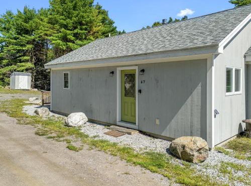 Cozy Lakefront Cottage with Stunning Views, Deck, BBQ Grill, and Outdoor Firepit in Newcastle