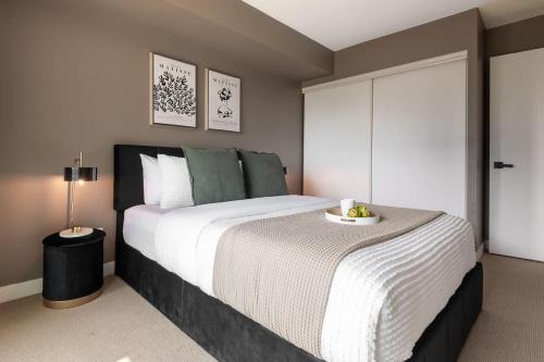 Lakefront Oasis Modern 1BR w Den with Parking