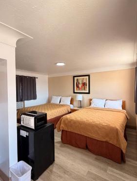 Queen's Motel Blenheim Near Lake Erie ON