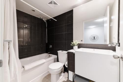 Spacious Downtown Condo - Walk to CN Tower & More