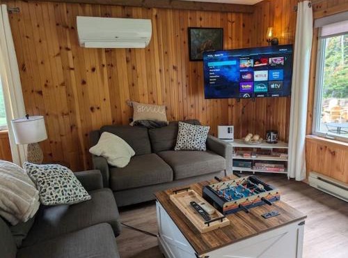 Lake front cottage 5 bedrooms bright open concept in South Brookfield