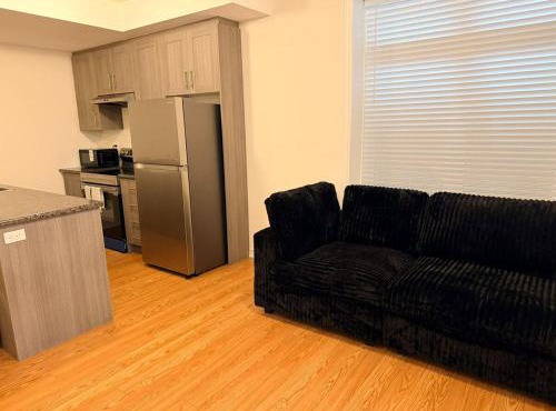 Modern 2 Bedroom Suite Near Airport Free Parking