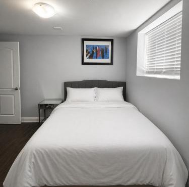 Cozy 3-Bedroom Caledon Basement Suite with Private Entry, Full Kitchen, WiFi, Laundry & Spacious Backyard Patio - 5 Mins to Brampton - Great for Families, Groups & Long Stays!