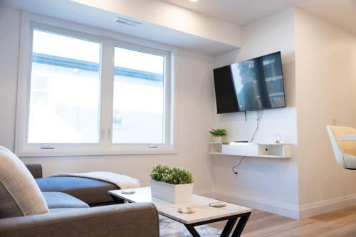 Contemporary Comfort 2BR Kitchener Escape