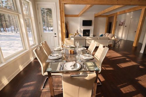 Muskoka Cottage Retreat with BBQ, Fire pit and Game Room Fun