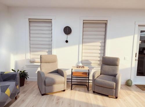 Private Spacious Walkout Suite Near Downtown