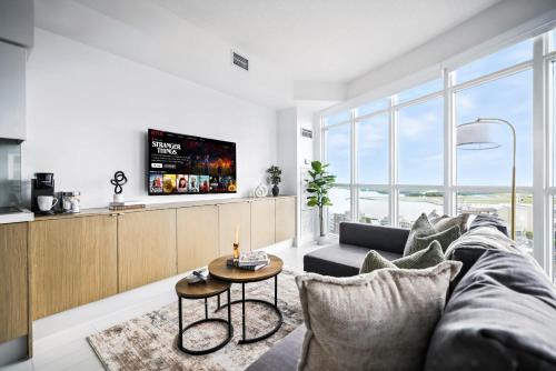 Family Haven by Rogers Centre Parking Sleeps 8