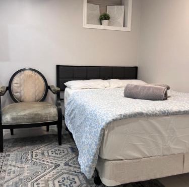 Studio Basement Suite with Double Bed and kitchen, Entrance from Garage