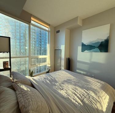 CN Tower Lux Suites - GYM - Pool - Hot Tub - Yoga - Steps to Toronto Stadium & MAJOR INTERNATIONAL SPORTING EVENT Fan Fest