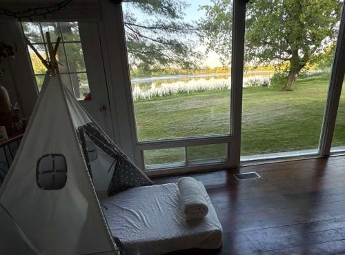 DREAM LAND Lake Front CHALET, HOT TUB
