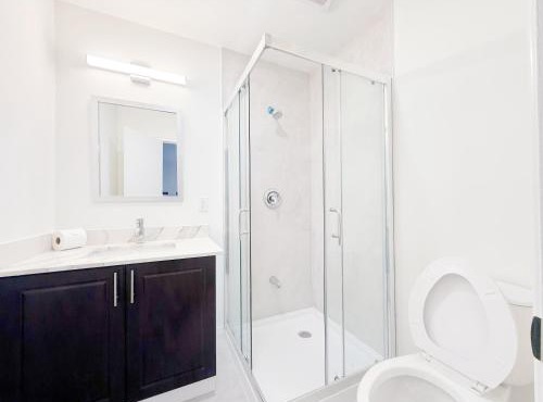 Quiet Queen Bedroom near Steeles Bayview