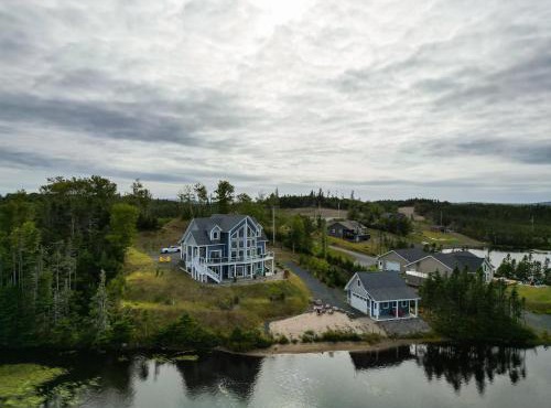 Lakehouse on Sunset Waterfront Retreat