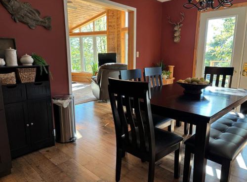 Peaceful Year Round Lakefront Getaway Nickel Lake