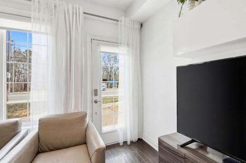 Bayview Townhouse 2BR & Parking