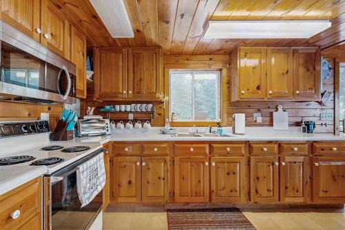 Peaceful Lakefront Escape with Outdoor Dining, Beach Access, Deck & Firepit