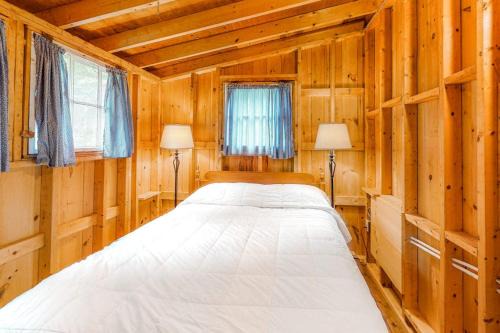 Dog-friendly oceanfront cottage with views