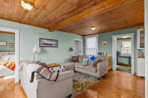 Brigus Cottage Parking, Fire Pit & Garden