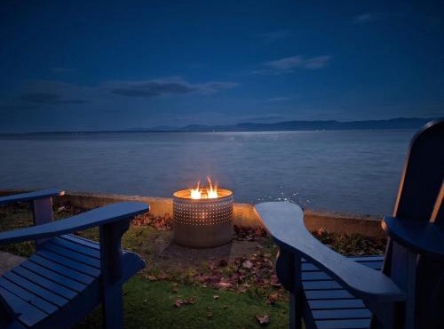 Chalet Studio #3 Waterfront with Spa, Fireplace & Wifi