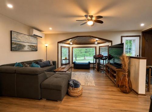 Cheerful 4-bedroom cottage in nature setting