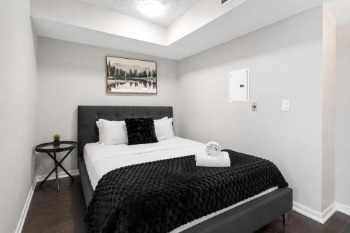 Spacious Skyline 1BR & Den Stay