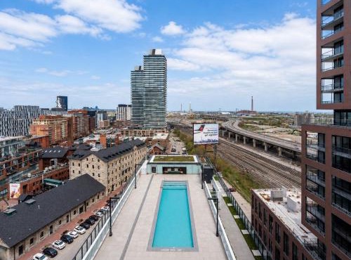 Toronto 2BR Condo with Lake & CN Tower Views & Free Parking